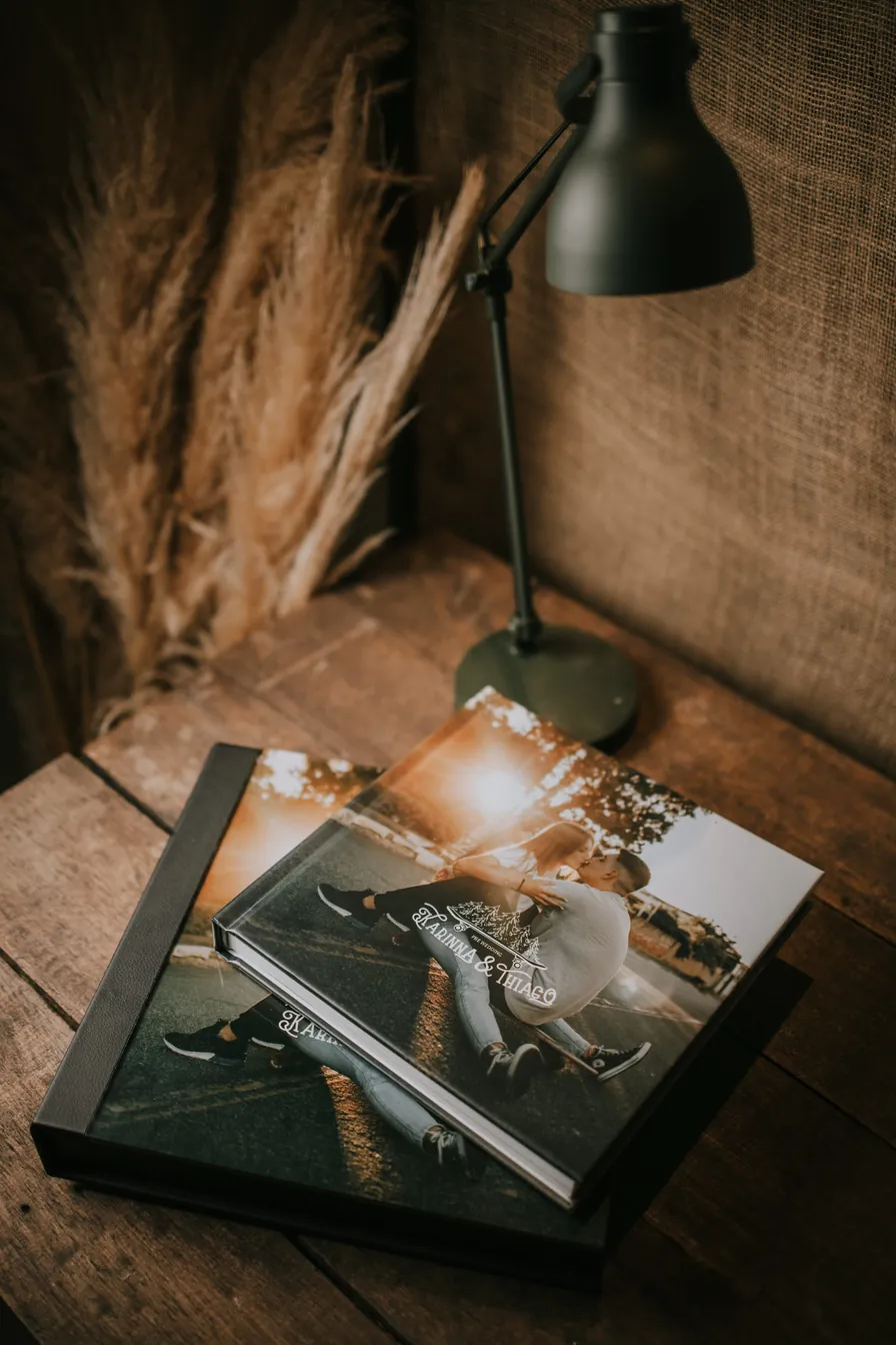 Álbum de capa fotográfica sobre a mesa de madeira